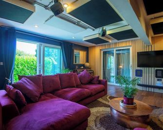 Denmark House - 9 bed property with snooker room - Chatham