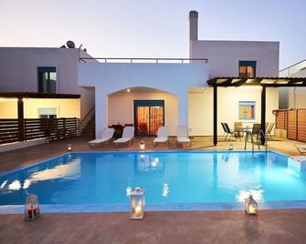 Nerida Beachfront Villas - Plimmiri - בריכה