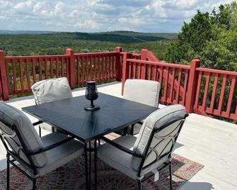 entire home Hilltop View 4 serene acres 2br 2ba Sleeps 7, Jacuzzi, Ctrl AC, Kingbeds, Free Wifi-Parking, Pets, Full Kitchen, WasherDryer, Starry Terrace 2 Scenic Sunset Dining Patios Grill Stovetop Oven Fridge OnsiteWoodedHiking Wildlife CoveredPatio4pets - Marble Falls - Balcony