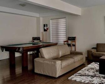 5 Bedroom Family House - Brampton - Olohuone