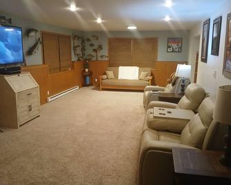 5 min from Road America. Great yard and plenty of parking - Elkhart Lake - Living room