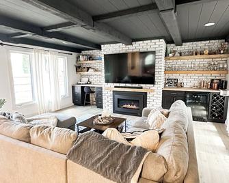 Fully remodeled 3-bedroom house in charming White Bear Lake - White Bear Lake - Sala de estar