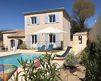 Beautiful new villa with garden and pool between vineyards and scrubland - Argilliers - Piscina