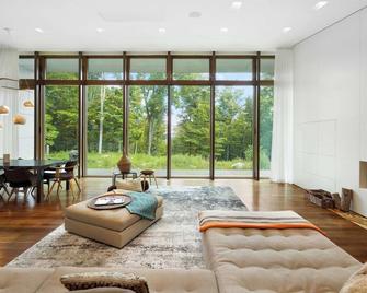 Contemporary 4-BR Catskills Retreat w/ plunge pool - Pine Bush - Sala de estar