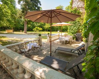 Chateau des Ayes - Chambres & suites - Saint-Étienne-de-Saint-Geoirs - Patio