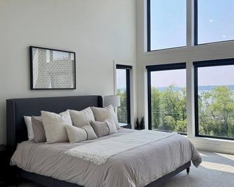 Spacious & luxurious 5-bedroom house with amazing views of Lake MInnewaska! - Starbuck - Bedroom