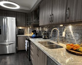 Chic, Spacious Home You'll Love - Markham - Kitchen
