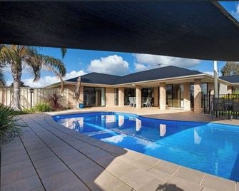 The Complete Retreat - Yarrawonga - Zwembad