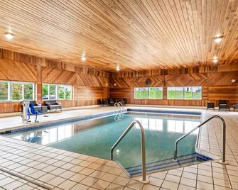 Super 8 by Wyndham Osseo WI - Osseo - Piscina