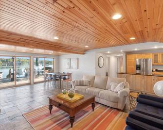 Lake Front little paradise on Oxbow Lake with hot tub! - White Lake - Living room