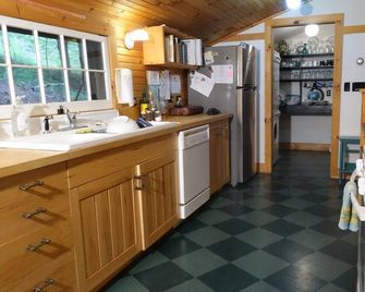 High Peaks Adjacent Family Retreat. - Keene Valley - Kitchen