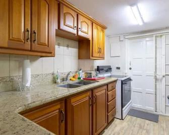 Charming 3-bedroom townhome just off the Queens Park Savannah Port of Spain - Cascade - Cuisine