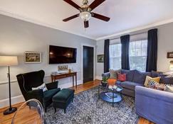 Chic, Comfortable 2BR w\/ Porch, near Dilworth - Charlotte - Living room
