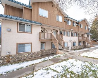 Luxurious Retreat/Hot Tub/Mountain View/4 Beds - Harvie Heights - Building