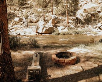 Bears Paw Duplex Cabin (#12) at The Woolly Bugger Inn - Estes Park