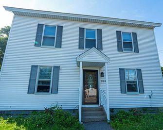 Charming 3-bedroom apartment with WiFi, AC in lovely Leominster - Leominster - Gebäude