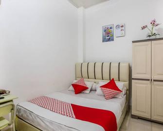 OYO 3420 Alex Hostel - Palembang - Bedroom