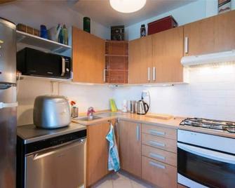 Sunny Two-story Apartment Kyje - Praha - Keittiö