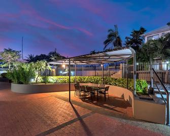 Sunshine Tower Hotel - Cairns - Patio