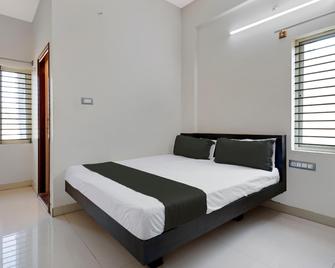 Hotel O Lakshmi Deluxe Lodge - Tumkūr - Bedroom