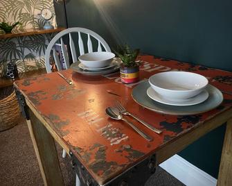 Stylish and artistic flat in Southend on Sea - Southend-on-Sea - Dining room