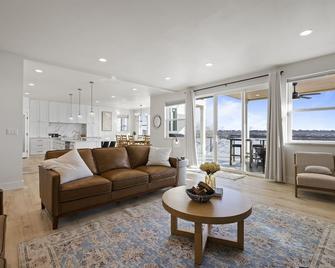 Beautiful Lakefront Home with Heated Pool, Spa and 6 Bedrooms! - Moses Lake - Living room