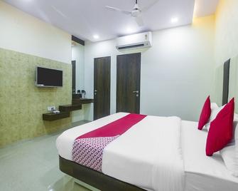 OYO 15982 Hotel Samrat Palace - Khopoli - Bedroom