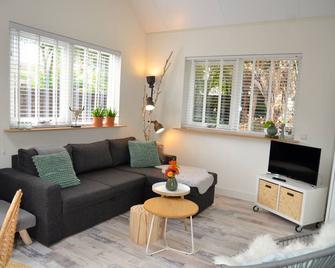 Very nice holiday home with beautiful garden and a sunny terrace. - Limmen - Sala de estar