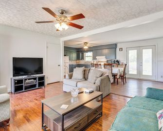 5 Mi to Chatuge Lake: Hayesville Hideaway! - Hayesville - Sala de estar