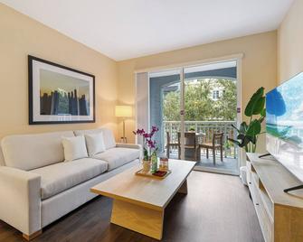 Dharma Home Suites South Miami at Red Road Commons - Miami - Living room