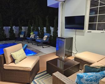 Heated Pool! Open Early April! Cabana! Dine Outside! 1.5 Blocks 2 Beach & Town - Avalon - Pokój dzienny