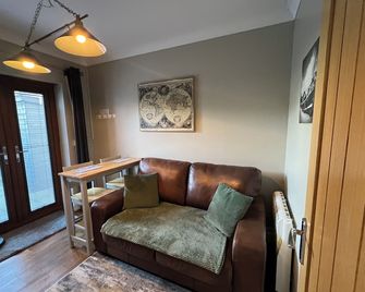 The Annexe, Pet Friendly, With A Garden In Kilgetty - Saundersfoot - Living room