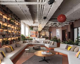 Yust Liege - ליג' - טרקלין