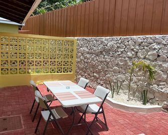 2 Bdr Apt #1 At Ramparts Near Sangster Airport - อ่าวมอนเทโก - ลาน