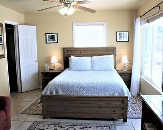 Quaint Studio, Walk Downtown, Pet Friendly, Fenced Yard, Covered Patio - Prescott - Bedroom