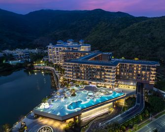 Hualuxe Hotels And Resorts Sanya Yalong Bay Resort - Sanya - Pool