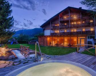 Apartment \'Löfflerblick A Schwarzenstein\' with Mountain View, Wi-Fi, Sauna & Jacuzzi - Cadipietra/Steinhaus - Budova