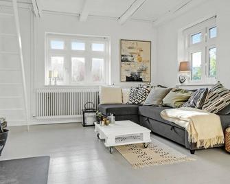 2 Bedroom Beautiful Home In Ebeltoft - Ebeltoft - Huiskamer