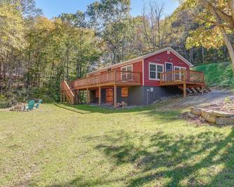 2 Mi to Warm Springs Pools Home with Large Yard! - Hot Springs - Building