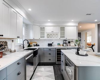 Welcome to our delightful Vrbo! Secret Hills Farm with 60 acres of farmland - Stewartstown - Cocina