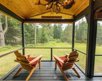 Uncle Tom's 3bdr Cabin For Nature Lover - Grayling - Binnenhof