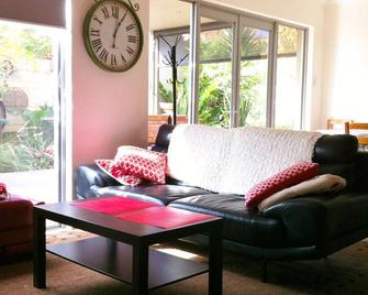 Mt Lawley Garden Apartment - Perth - Living room