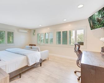 Comfy King Bed, Jacuzzi Tub15 mile Disney, Private Entrance & Gated Parking - Rowland Heights - Habitación