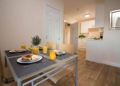 Stayzo Castle Point Apartmentspremier Lodge - Southampton - Comedor