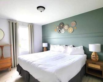 Private hot tub, secluded golf view villa. Pet Friendly! - Stanley Bridge - Bedroom