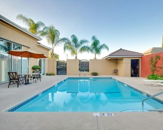 Holiday Inn Express Oakdale By IHG - Oakdale - Piscina
