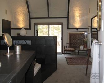 Prana Residence Spa with Indoor Pool, Sauna, Jacuzzi & Solarium - near Kent - Cornwall - Huiskamer