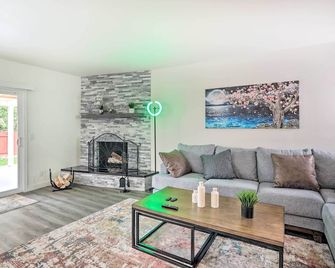 Relax Fireside and Play Pool! Home 4 Mi to Dtwn Reno - Reno - Sala de estar