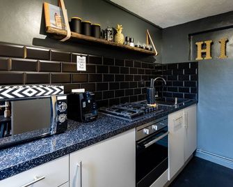 Brand new refurbished cosy apartment in Bath w/ parking space! 20' walk to town - Bath - Cocina