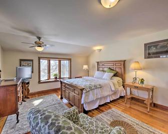 Quaint and Family-Friendly Watertown Farmhouse! - Watertown - Bedroom